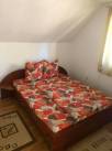 Camera cu pat matrimonial cu baie comuna